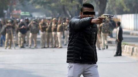 जामिया फायरिंग: हमलावर ने 10,000 रुपये में खरीदी थी बंदूक और दो गोलियां जामिया फायरिंग: हमलावर ने 10,000 रुपये में खरीदी थी बंदूक और दो गोलियां