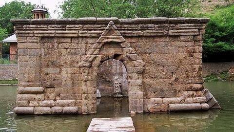 कश्मीर में बंद पड़े 50,000 मंदिरों को खोलने की तैयारी में केंद्र सरकार, शुरू किया सर्वे कश्मीर में बंद पड़े 50,000 मंदिरों को खोलने की तैयारी में केंद्र सरकार, शुरू किया सर्वे