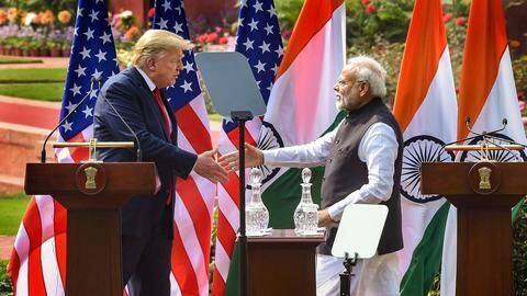 भारत-अमेरिका के बीच तीन अरब डॉलर का रक्षा समझौता, प्रधानमंत्री मोदी और ट्रंप ने किए हस्ताक्षर भारत-अमेरिका के बीच तीन अरब डॉलर का रक्षा समझौता, प्रधानमंत्री मोदी और ट्रंप ने किए हस्ताक्षर