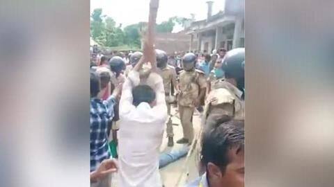 उत्तर प्रदेश: पुलिस के सामने ही हत्या के आरोपी को लोगों ने पीट-पीट कर मार डाला उत्तर प्रदेश: पुलिस के सामने ही हत्या के आरोपी को लोगों ने पीट-पीट कर मार डाला
