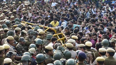 छात्रों के प्रदर्शन के बाद JNU ने कम की कुछ चीजों की फीस, सर्विस चार्ज बरकरार छात्रों के प्रदर्शन के बाद JNU ने कम की कुछ चीजों की फीस, सर्विस चार्ज बरकरार