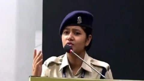 क्यों खतरनाक है मीडिया का CRPF कॉन्स्टेबल खुशबू चौहान को "देश की आवाज" बताना? क्यों खतरनाक है मीडिया का CRPF कॉन्स्टेबल खुशबू चौहान को "देश की आवाज" बताना?