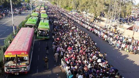 SC में बोली सरकार, 10 में से तीन प्रवासी मजदूरों में कोरोना वायरस संक्रमण की संभावना SC में बोली सरकार, 10 में से तीन प्रवासी मजदूरों में कोरोना वायरस संक्रमण की संभावना