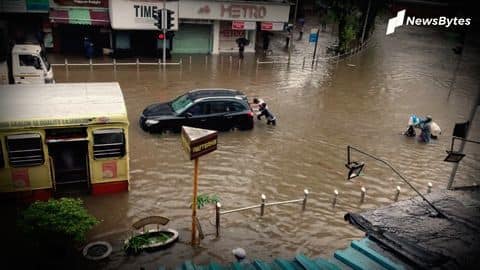 मुंबई: भारी बारिश से कई इलाकों में बाढ़ जैसे हालात, दो दिन के लिए रेड अलर्ट मुंबई: भारी बारिश से कई इलाकों में बाढ़ जैसे हालात, दो दिन के लिए रेड अलर्ट