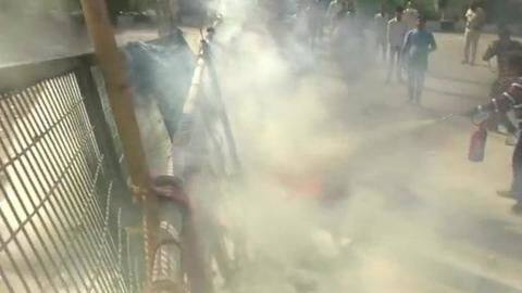 शाहीन बाग: प्रदर्शन स्थल पर फेंके गए पेट्रोल बम, पुलिस ने जताई आंतरिक झगड़े की आशंका शाहीन बाग: प्रदर्शन स्थल पर फेंके गए पेट्रोल बम, पुलिस ने जताई आंतरिक झगड़े की आशंका