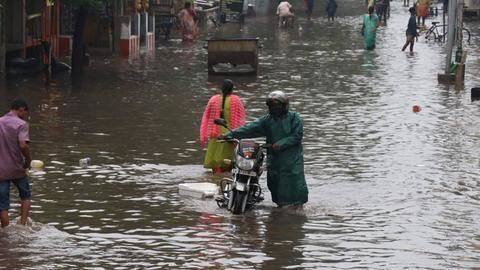 पुडुचेरी और तमिलनाडु के कुछ इलाकों में रिकॉर्ड बारिश के बाद कमजोर हो रहा चक्रवात निवार पुडुचेरी और तमिलनाडु के कुछ इलाकों में रिकॉर्ड बारिश के बाद कमजोर हो रहा चक्रवात निवार