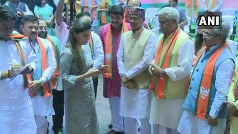 आखिरकार भाजपा में शामिल हुईं प्रसिद्ध गायिका और डांसर सपना चौधरी, काफी समय से थीं अटकलें आखिरकार भाजपा में शामिल हुईं प्रसिद्ध गायिका और डांसर सपना चौधरी, काफी समय से थीं अटकलें