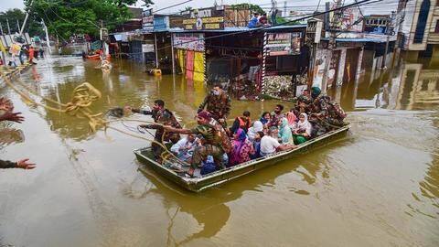 देश के कई हिस्सों में भारी बारिश से तबाही, तेलंगाना और महाराष्ट्र में 77 की मौत देश के कई हिस्सों में भारी बारिश से तबाही, तेलंगाना और महाराष्ट्र में 77 की मौत