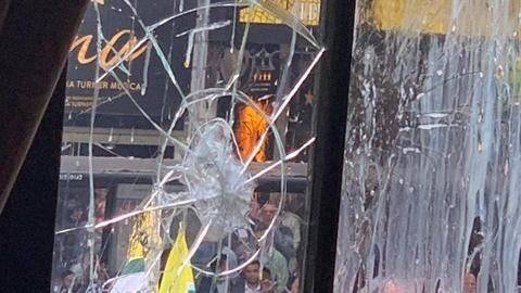 लंदन: कश्मीर पर प्रदर्शन कर रहे पाकिस्तानी समर्थकों ने भारतीय उच्चायोग पर फेंके पत्थर, खिड़कियां टूटीं लंदन: कश्मीर पर प्रदर्शन कर रहे पाकिस्तानी समर्थकों ने भारतीय उच्चायोग पर फेंके पत्थर, खिड़कियां टूटीं