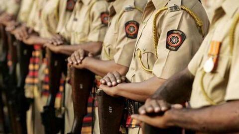 महाराष्ट्र: पुलिसकर्मियों ने लड़कियों के कपड़े उतरवाकर उन्हें जबदस्ती नचाया, विधानसभा में गूंजा मामला महाराष्ट्र: पुलिसकर्मियों ने लड़कियों के कपड़े उतरवाकर उन्हें जबदस्ती नचाया, विधानसभा में गूंजा मामला