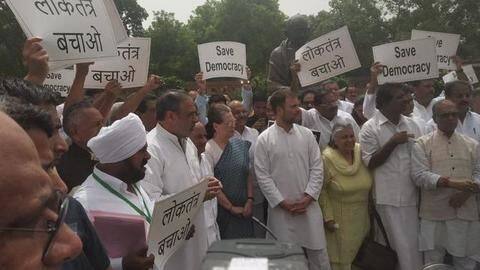 कर्नाटक और गोवा में संकट पर संसद में राहुल और सोनिया का प्रदर्शन, भाजपा को घेरा कर्नाटक और गोवा में संकट पर संसद में राहुल और सोनिया का प्रदर्शन, भाजपा को घेरा