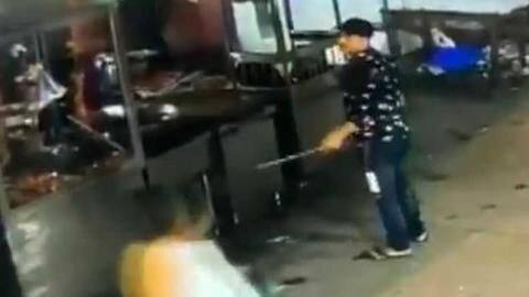 वायरल वीडियो: दिल्ली में युवक ने तलवार से किया दुकानों पर हमला, खड़े देखते रहे लोग वायरल वीडियो: दिल्ली में युवक ने तलवार से किया दुकानों पर हमला, खड़े देखते रहे लोग