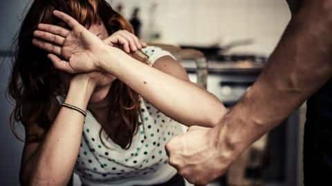कोरोना वायरस: लॉकडाउन के दौरान बढ़े घरेलू हिंसा के मामले, जानिए किस देश का कैसा हाल कोरोना वायरस: लॉकडाउन के दौरान बढ़े घरेलू हिंसा के मामले, जानिए किस देश का कैसा हाल