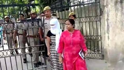 शाहजहांपुर केस: छात्रा को साथ ले गई पुलिस, जबरन वसूली केस में होगी पूछताछ शाहजहांपुर केस: छात्रा को साथ ले गई पुलिस, जबरन वसूली केस में होगी पूछताछ