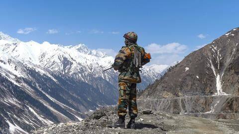अब LAC पर बंदूकों का प्रयोग कर सकेंगे भारतीय सैनिक, सेना ने दी खुली छूट- रिपोर्ट अब LAC पर बंदूकों का प्रयोग कर सकेंगे भारतीय सैनिक, सेना ने दी खुली छूट- रिपोर्ट