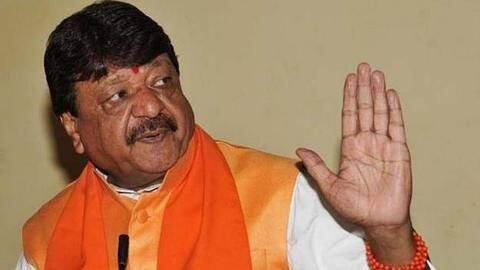 पोहा खाने से घुसपैठियों की पहचान कर रहे भाजपा नेता कैलाश विजयवर्गीय पोहा खाने से घुसपैठियों की पहचान कर रहे भाजपा नेता कैलाश विजयवर्गीय