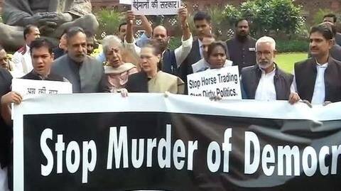 कांग्रेस महिला सांसदों ने लोकसभा मार्शलों पर लगाया हाथापाई का आरोप, स्पीकर से की शिकायत कांग्रेस महिला सांसदों ने लोकसभा मार्शलों पर लगाया हाथापाई का आरोप, स्पीकर से की शिकायत