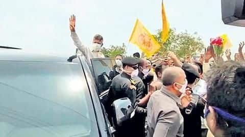 हैदराबाद से वापस लौटे चंद्रबाबू नायडू के स्वागत में उमड़ी भीड़, उड़ी सोशल डिस्टेंसिंग की धज्जियां हैदराबाद से वापस लौटे चंद्रबाबू नायडू के स्वागत में उमड़ी भीड़, उड़ी सोशल डिस्टेंसिंग की धज्जियां