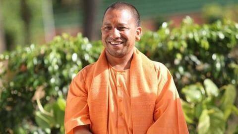 योगी आदित्यनाथ ने हनुमान जी की प्रतिमा पर चढ़ाया 2.5 किलो वजनी सोने का मुकुट योगी आदित्यनाथ ने हनुमान जी की प्रतिमा पर चढ़ाया 2.5 किलो वजनी सोने का मुकुट