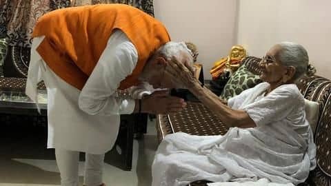 मां हीराबेन से आशीर्वाद लेने पहुंचे प्रधानमंत्री मोदी, ऐसे मना रहे हैं अपना जन्मदिन मां हीराबेन से आशीर्वाद लेने पहुंचे प्रधानमंत्री मोदी, ऐसे मना रहे हैं अपना जन्मदिन
