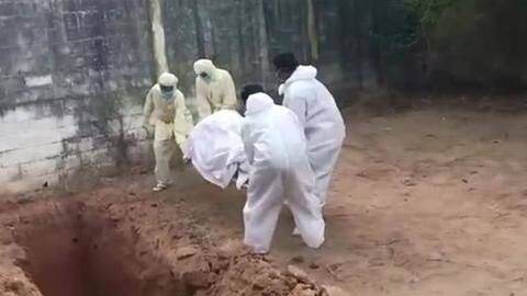 पुडुचेरी: स्वास्थ्यकर्मियों ने गड्ढे में फेंका कोरोना संक्रमित का शव, जांच के आदेश पुडुचेरी: स्वास्थ्यकर्मियों ने गड्ढे में फेंका कोरोना संक्रमित का शव, जांच के आदेश