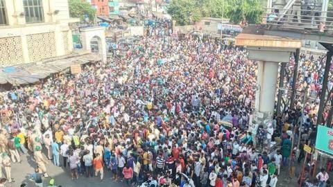मुंबई: घर वापस भेजे जाने की मांग लेकर जमा हुए सैकड़ों प्रवासी मजदूर, पुलिस का लाठीचार्ज मुंबई: घर वापस भेजे जाने की मांग लेकर जमा हुए सैकड़ों प्रवासी मजदूर, पुलिस का लाठीचार्ज