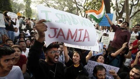 जामिया यूनिवर्सिटी: लाइब्रेरी में छात्रों पर डंडे बरसाती पुलिस का वीडियो जारी, लोगों ने किए सवाल जामिया यूनिवर्सिटी: लाइब्रेरी में छात्रों पर डंडे बरसाती पुलिस का वीडियो जारी, लोगों ने किए सवाल