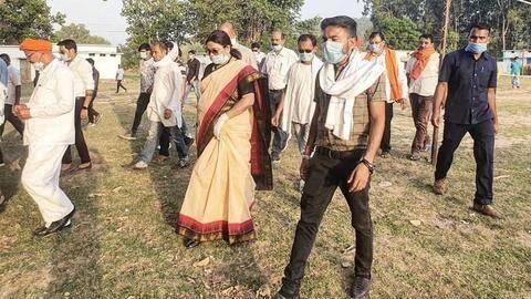 केंद्रीय मंत्री ने अधिकारियों को दी "अंधेरी कोठरी में ले जाकर बेल्ट से ठोकने" की धमकी केंद्रीय मंत्री ने अधिकारियों को दी "अंधेरी कोठरी में ले जाकर बेल्ट से ठोकने" की धमकी