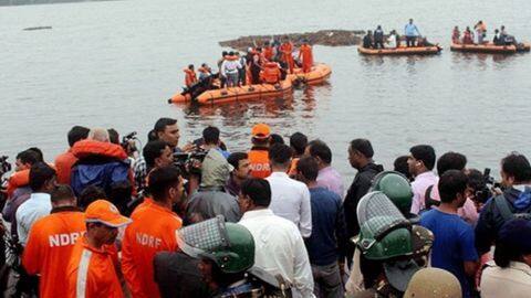 आंध्र प्रदेश: गोदावरी नदीं में पलटी पर्यटकों से भरी नाव, 12 लोगों की मौत, 30 लापता आंध्र प्रदेश: गोदावरी नदीं में पलटी पर्यटकों से भरी नाव, 12 लोगों की मौत, 30 लापता