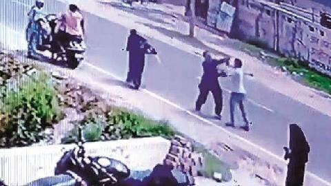 अलीगढ़: 4,000 रुपये के लिए अस्पताल के कर्मचारियों ने मजदूर को पीट-पीट कर मार डाला अलीगढ़: 4,000 रुपये के लिए अस्पताल के कर्मचारियों ने मजदूर को पीट-पीट कर मार डाला