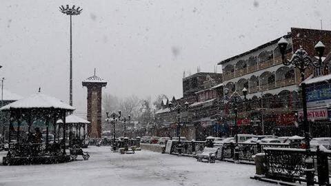 जम्मू-कश्मीर: श्रीनगर के लाल चौक पर आतंकियों का CRPF जवानों पर हमला, चार घायल जम्मू-कश्मीर: श्रीनगर के लाल चौक पर आतंकियों का CRPF जवानों पर हमला, चार घायल
