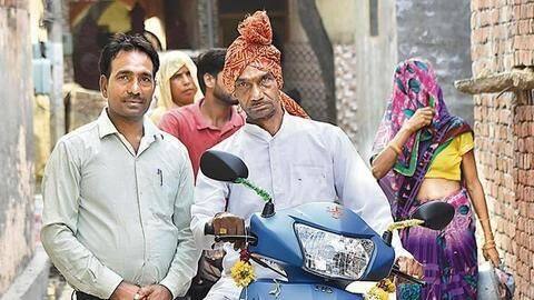फरीदाबाद: रिटायरमेंट के बाद हेलीकॉप्टर से घर पहुंचा चपरासी, पूरा किया 40 साल पुराना सपना फरीदाबाद: रिटायरमेंट के बाद हेलीकॉप्टर से घर पहुंचा चपरासी, पूरा किया 40 साल पुराना सपना