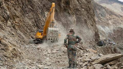 बॉर्डर के पास सड़क निर्माण कर रहे कर्मचारियों की सैलरी में 170 प्रतिशत तक की वृद्धि बॉर्डर के पास सड़क निर्माण कर रहे कर्मचारियों की सैलरी में 170 प्रतिशत तक की वृद्धि