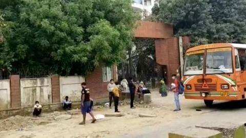 उत्तर प्रदेश: कोरोना वायरस के 69 मरीजों को अस्पताल के बाहर फुटपाथ पर करना पड़ा इंतजार उत्तर प्रदेश: कोरोना वायरस के 69 मरीजों को अस्पताल के बाहर फुटपाथ पर करना पड़ा इंतजार