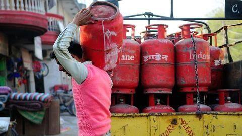 कम हुई LPG सिलेंडर की कीमत, पिछले छह महीने से लगातार बढ़ रहे थे दाम कम हुई LPG सिलेंडर की कीमत, पिछले छह महीने से लगातार बढ़ रहे थे दाम