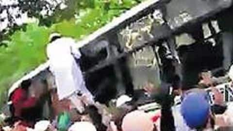झारखंड: तबरेज की लिंचिंग के खिलाफ प्रदर्शन कर रही भीड़ का छात्रों की बस पर हमला झारखंड: तबरेज की लिंचिंग के खिलाफ प्रदर्शन कर रही भीड़ का छात्रों की बस पर हमला