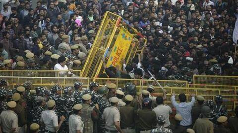 JNU के छात्रों ने शिक्षा मंत्री को नहीं दिया रास्ता, जानें क्यों कर रहे प्रदर्शन JNU के छात्रों ने शिक्षा मंत्री को नहीं दिया रास्ता, जानें क्यों कर रहे प्रदर्शन