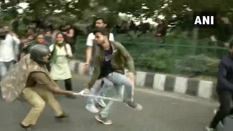 फीस वृद्धि के खिलाफ प्रदर्शन कर रहे JNU छात्रों पर पुलिस ने चलाईं लाठियां फीस वृद्धि के खिलाफ प्रदर्शन कर रहे JNU छात्रों पर पुलिस ने चलाईं लाठियां
