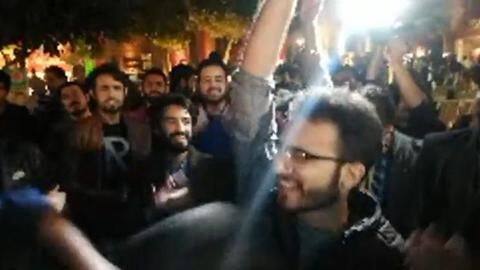 पाकिस्तान: छात्रों ने लगाए आजादी के नारे, इमरान खान सरकार से मांगी आजादी, देखें वीडियो पाकिस्तान: छात्रों ने लगाए आजादी के नारे, इमरान खान सरकार से मांगी आजादी, देखें वीडियो