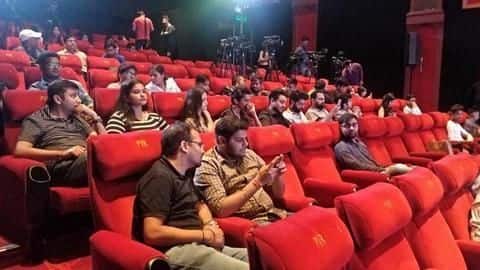 सिनेमाघरों के संचालन के लिए गाइडलाइंस जारी, हर दूसरी सीट छोड़नी होगी खाली सिनेमाघरों के संचालन के लिए गाइडलाइंस जारी, हर दूसरी सीट छोड़नी होगी खाली