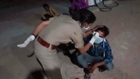 मध्य प्रदेश: पुलिस ने प्रवासी मजदूर के माथे पर लिखा- मैंने लॉकडाउन का उल्लंघन किया... मध्य प्रदेश: पुलिस ने प्रवासी मजदूर के माथे पर लिखा- मैंने लॉकडाउन का उल्लंघन किया...