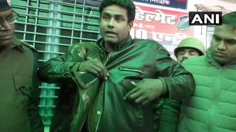 उत्तर प्रदेश: बुलेटप्रूफ जैकेट से पार निकली गोली, लेकिन पर्स ने बचाई पुलिसकर्मी की जान उत्तर प्रदेश: बुलेटप्रूफ जैकेट से पार निकली गोली, लेकिन पर्स ने बचाई पुलिसकर्मी की जान