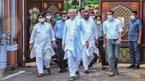 राजस्थान: बसपा विधायकों के कांग्रेस में विलय मामले में अशोक गहलोत को हाई कोर्ट से राहत राजस्थान: बसपा विधायकों के कांग्रेस में विलय मामले में अशोक गहलोत को हाई कोर्ट से राहत