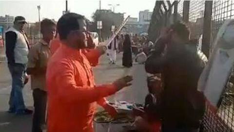 उत्तर प्रदेश: दो युवकों ने कश्मीरी युवक को पीटा, वीडियो वायरल होने के बाद एक गिरफ्तार उत्तर प्रदेश: दो युवकों ने कश्मीरी युवक को पीटा, वीडियो वायरल होने के बाद एक गिरफ्तार