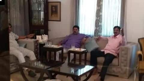 कर्नाटक में कांग्रेस-JD(S) सरकार पर लटकी तलवार, भाजपा नेताओं से मिले कांग्रेस विधायक कर्नाटक में कांग्रेस-JD(S) सरकार पर लटकी तलवार, भाजपा नेताओं से मिले कांग्रेस विधायक