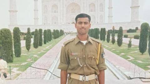 पुलवामा आतंकी हमला: धमाके के समय पत्नी से फोन पर बात कर रहा था शहीद जवान पुलवामा आतंकी हमला: धमाके के समय पत्नी से फोन पर बात कर रहा था शहीद जवान
