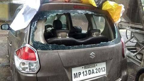 मध्य प्रदेश: बच्चा चोर होने के शक में भीड़ ने तीन कांग्रेस नेताओं को जमकर पीटा मध्य प्रदेश: बच्चा चोर होने के शक में भीड़ ने तीन कांग्रेस नेताओं को जमकर पीटा