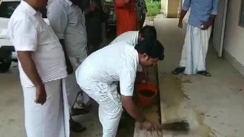 केरल: दलित विधायक के प्रदर्शन के बाद युवा कांग्रेस ने किया PWD कार्यालय का 'शुद्धीकरण' केरल: दलित विधायक के प्रदर्शन के बाद युवा कांग्रेस ने किया PWD कार्यालय का 'शुद्धीकरण'