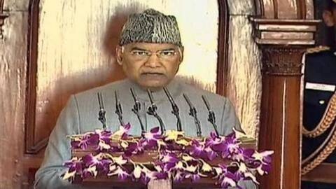 बजट सत्र: राष्ट्रपति ने अपने अभिभाषण में CAA को बताया ऐतिहासिक, विपक्ष के सांसदों का हंगामा बजट सत्र: राष्ट्रपति ने अपने अभिभाषण में CAA को बताया ऐतिहासिक, विपक्ष के सांसदों का हंगामा