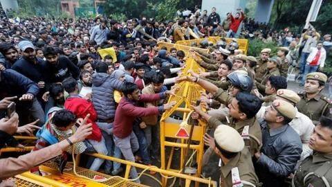 छात्रों पर पुलिस की कार्रवाई पर बोली सुप्रीम कोर्ट, पहले दंगे बंद हो तब करेंगे सुनवाई छात्रों पर पुलिस की कार्रवाई पर बोली सुप्रीम कोर्ट, पहले दंगे बंद हो तब करेंगे सुनवाई